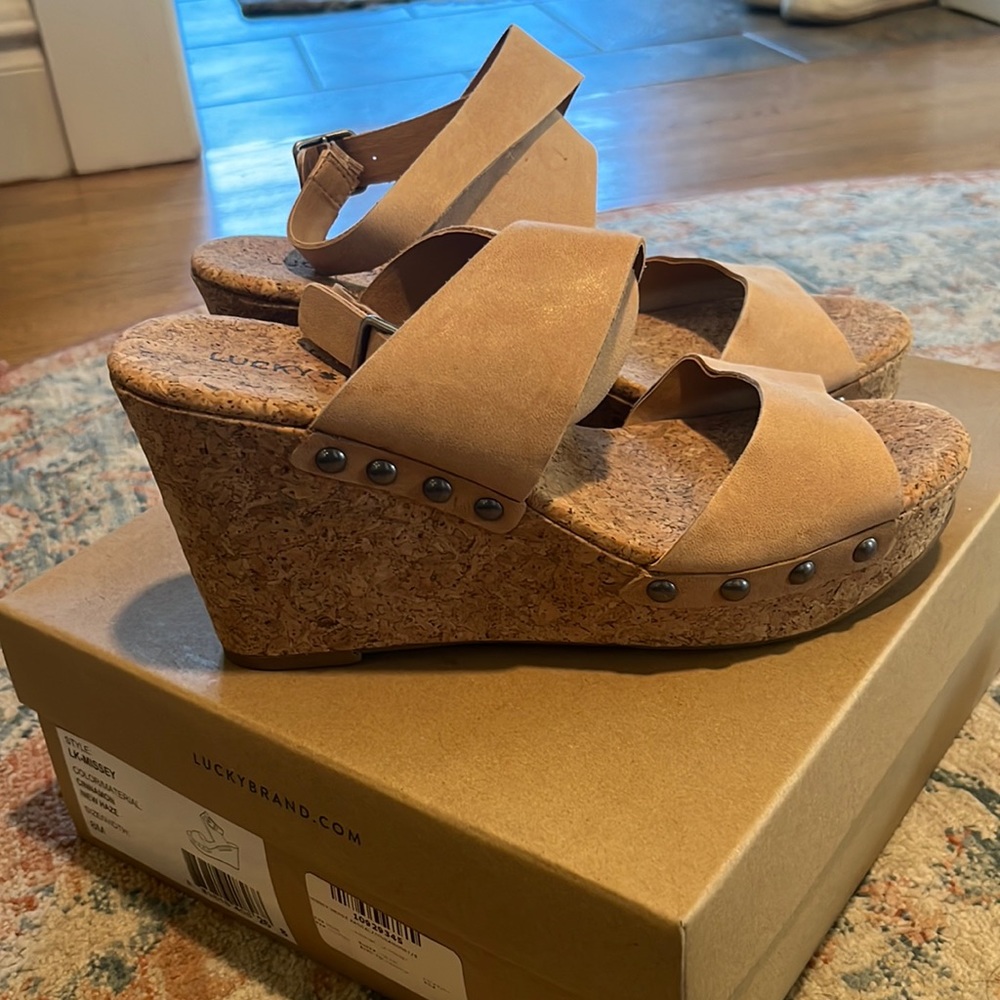 New in box Lucky platform sandal
